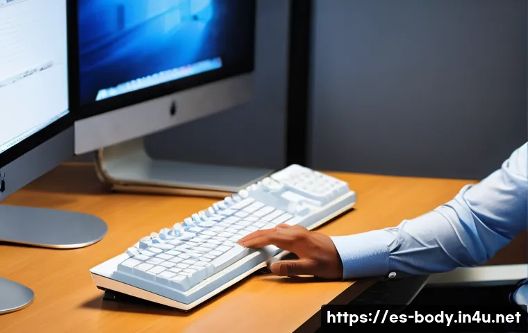 El Síndrome del Túnel Carpiano se ha convertido en una preocupación creciente debido al uso prolongado de ordenadores y movimientos repetitivos. Afecta a muchas personas, especialmente a quienes realizan tareas manuales intensivas o pasan largas horas frente a la computadora. Afortunadamente, existen dispositivos y prácticas que pueden ayudar a prevenir, tratar y aliviar los síntomas. Se recomienda la adopción de prácticas ergonómicas adecuadas en el lugar de trabajo y en el hogar, como ajustar la altura y posición del teclado y el ratón, y utilizar teclados ergonómicos, ratones verticales y otros dispositivos diseñados para reducir la tensión en la muñeca y la mano. Las férulas o muñequeras son un tratamiento común para el síndrome del túnel carpiano, especialmente durante la noche, para mantener la muñeca en una posición neutra y disminuir la presión sobre el nervio mediano. Además de los dispositivos, los ejercicios y estiramientos específicos pueden ayudar a aliviar la tensión y reducir el riesgo de desarrollar la condición. También es importante tomar descansos regulares y realizar movimientos giratorios con ambas muñecas para mejorar la circulación y la movilidad. Descubre los accesorios ergonómicos imprescindibles para unas muñecas sanas y dile adiós al túnel carpiano 4 손목터널증후군 예방 기구 추천 관련 이미지 2